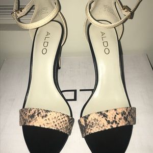 Open-toed kitten heels